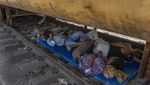 Cuaca Terik Menyengat, Warga India Ngadem di Bawah Gerbong Kereta