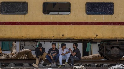 Cuaca Terik Menyengat, Warga India Ngadem di Bawah Gerbong Kereta