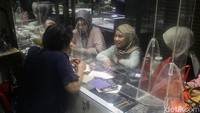 Aktivitas jual-beli logam mulia dan emas perhiasan terpantau di Pasar Emas Cikini, Jakarta Pusat Jumat 31 Mei 2024.