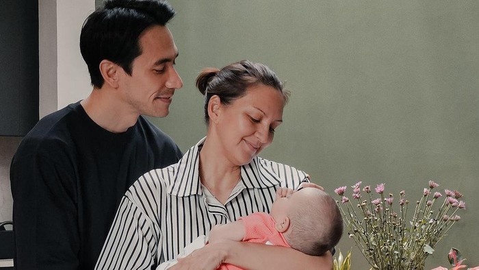 Darius Sinathrya dan Donna Agnesia sambut kedatangan Baby M.