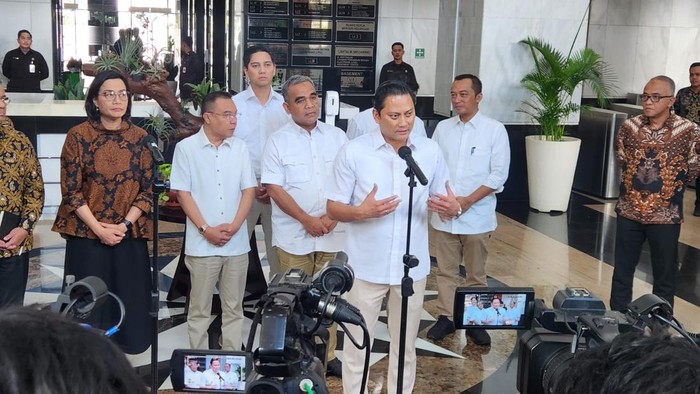 Prabowo Subianto-Gibran Rakabuming Raka membentuk Tim Gugus Tugas Sinkronisasi untuk menyelaraskan RAPBN 2025 yang disusun pemerintahan saat ini dengan program kerja pemerintahan terpilih. Gugas tugas ini dikomandoi oleh Sufmi Dasco Ahmad yang menjabat Wakil Ketua DPR F-Gerindra.