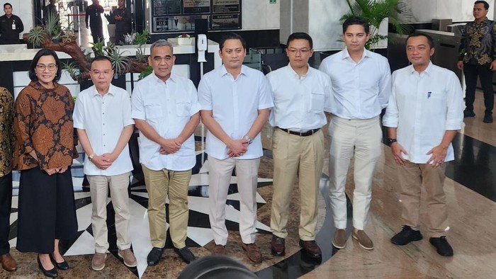 Prabowo Subianto-Gibran Rakabuming Raka membentuk Tim Gugus Tugas Sinkronisasi untuk menyelaraskan RAPBN 2025 yang disusun pemerintahan saat ini dengan program kerja pemerintahan terpilih. Gugas tugas ini dikomandoi oleh Sufmi Dasco Ahmad yang menjabat Wakil Ketua DPR F-Gerindra.