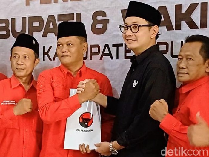 Dion Agasi Setiabudi mengembalikan formulir pendaftaran calon Bupati Purworejo di Kantor DPC PDIP Purworejo, Kamis (30/5/2024) siang.