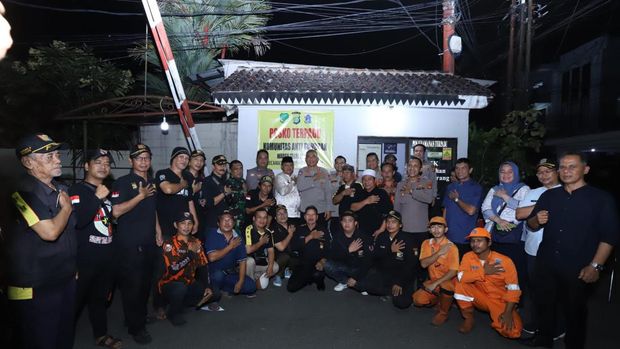 Dir Binmas Polda Metro kunjungi satkamling Mampang