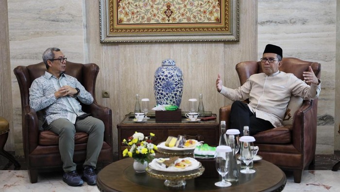 Direktur Jenderal Informasi dan Komunikasi Publik Kominfo Usman Kansong (kiri) saat bertemu Wali Kota Makassar Moh Ramdhan Danny Pomanto di kediaman pribadi Danny di Makassar, Jumat (31/5/2024).