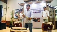 Presiden Direktur JCB Internasional Indonesia Takumi Takahashi, SEVP Micro & Consumer Finance Bank Mandiri Saptari, dan Chief Marketing Officer Boga Group Erin Arifin membuka Program Promo Mandiri JCB Precious Festival di Jakarta, Jumat (31/5/2024).  