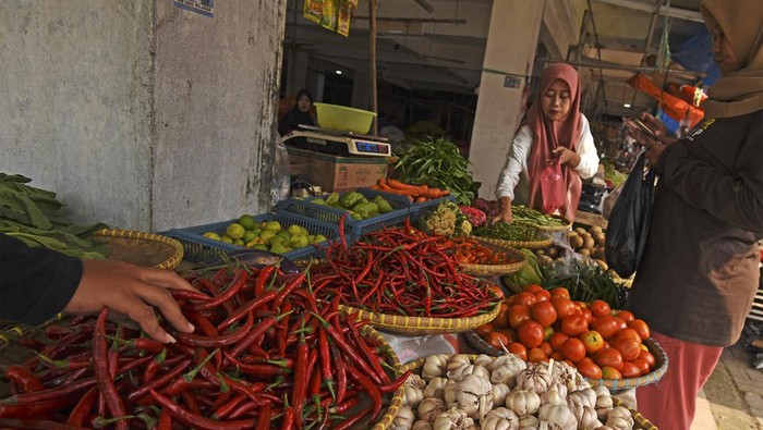 Duh! Harga Cabai Keriting Melambung Tembus Rp 72 Ribu/Kg Pedagang sayur memilih cabai merah di Pasar Induk Rau Kota Serang, Banten, Jumat (31/5/2024). Menurut pedagang sejak dua hari lalu harga cabai merah keriting naik dari Rp65 ribu menjadi Rp72 ribu per kilogram dan harga cabai merah besar naik dari Rp52 ribu menjadi Rp69 ribu per kilogram akibat permintaan naik dan pasokan tidak bertambah. ANTARA FOTO/Asep Fathulrahman/foc.