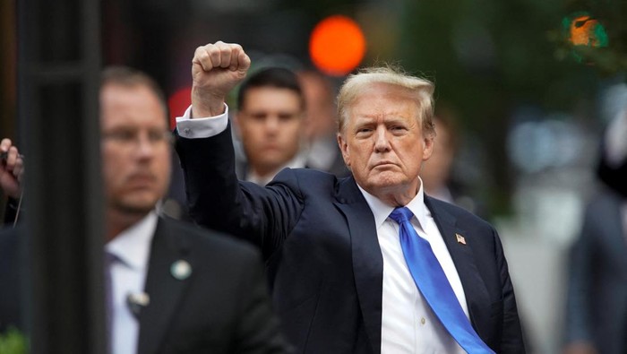 Ekspresi Donald Trump Usai Divonis Bersalah dalam Kasus Uang Tutup Mulut Former U.S. President Donald Trump pumps a fist outside Trump Tower after the verdict in his criminal trial over charges that he falsified business records to conceal money paid to silence porn star Stormy Daniels in 2016, in New York City, U.S. May 30, 2024. REUTERS/Eduardo Munoz