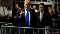 Trump dihukum karena memalsukan catatan bisnis untuk mengganti biaya pengacaranya, Michael Cohen, sebesar $130.000 kepada Stormy Daniels pada malam pemilu 2016, ketika klaimnya untuk berhubungan seks dengannya bisa berakibat fatal secara politik. Seth Wenig/Pool via REUTERS