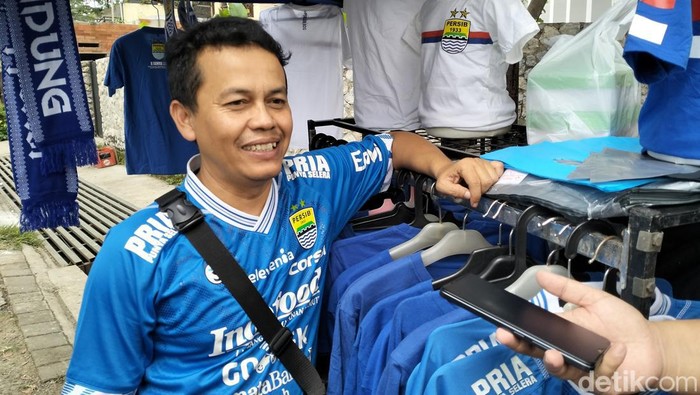 Engkus penjual pernak-pernik Persib di Kota Bandung.