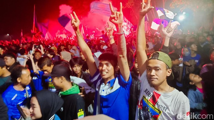 Euforia Warga KBB Saat Nobar Persib vs Madura United