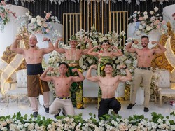 Pernikahan Viral Trainer Gym, Pakai Baju Adat Solo, Pamer Otot di Pelaminan
