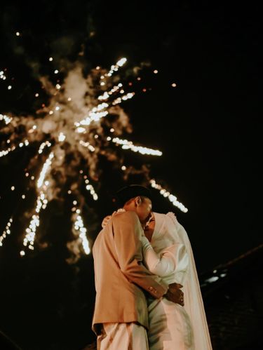 Foto pernikahan Zukha dan Fahmi yang menggelar akad nikah pada malam hari dihiasi dengan kembang api, bisa jadi inspirasi. Hasil fotonya langsung viral di TikTok dan mencuri atensi warganet