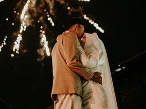 Viral Inspirasi Foto Akad Nikah Malam Hari, Estetis Pakai Kembang Api