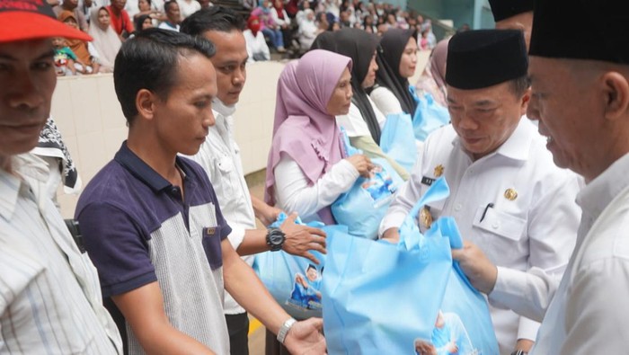 Gubernur Jambi Al Haris saat berikan bantuan sembako buat para pekerja dan buruh di Jambi