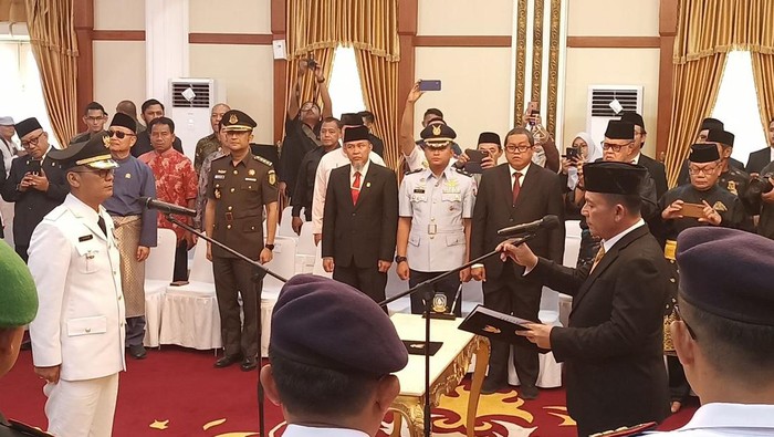 Gubernur Kepri, Ansar Ahmad melantik Pj Wali Kota Tanjungpinang, Andi Rizal Siregar. (Istimewa)