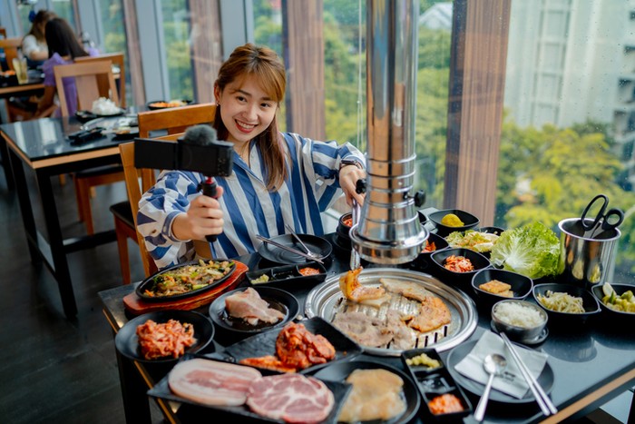 Influencer Ini Dikritik karena Review Makanan sambil Rekam Wajah Pelayan