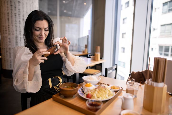 Influencer Ini Dikritik karena Review Makanan sambil Rekam Wajah Pelayan