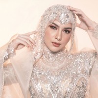 Senada dengan pakaian yang dikenakannya, Irish Bella juga memilih merias wajahnya dengan riasan bernuansa nude. Untuk riasannya Irish dibantu MUA Rama Jee. Foto: Instagram/@riomotret