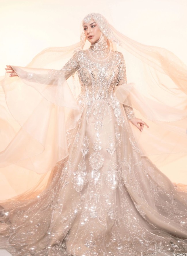 Pesona Irish Bella di pemotretan terbaru benar-benar berhasil bikin terpana. Meski sudah memiliki 2 orang anak namun dirinya masih terlihat begitu cantik. Foto: Instagram/@riomotret