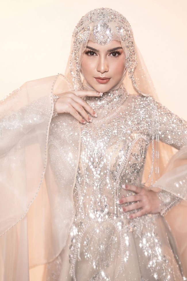 Gaun yang dikenakan Irish Bella diketahui merupakan rancangan Laviena Wedding Gallery. Gaun tersebut tampak mewah dan elegan dengan dipenuhi payet dan bertabur kristal swarovski. Foto: Instagram/@riomotret