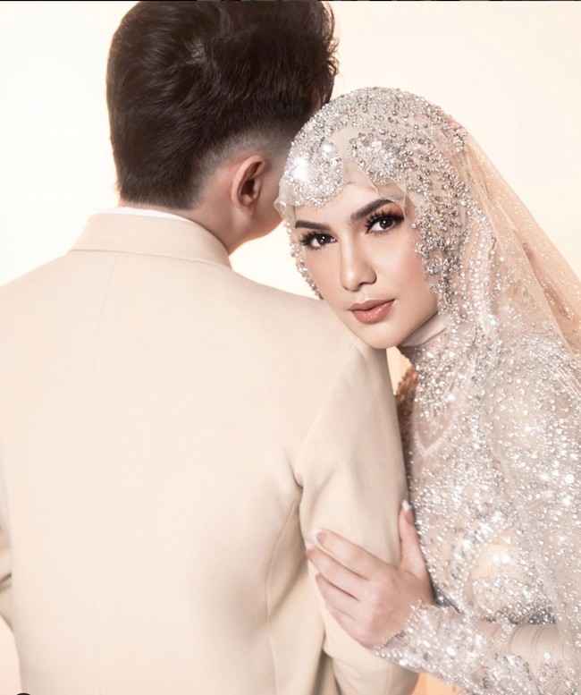 Sosok pria yang menjalani pemotretan bersama Irish Bella pun sempat mencuri atensi. Banyak yang sempat penasaran dan mengira jika pria tersebut ialah kekasih baru Irish. Foto: Instagram/@riomotret