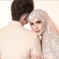 Sosok pria yang menjalani pemotretan bersama Irish Bella pun sempat mencuri atensi. Banyak yang sempat penasaran dan mengira jika pria tersebut ialah kekasih baru Irish. Foto: Instagram/@riomotret