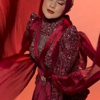 Untuk look kedua Irish tampil mengenakan gaun berwarna merah marun. Melansir Instagram perancangnya, gaun tersebut merupakan keluaran terbaru. Setiap detailnya mencerminkan wanita yang percaya diri dan pemberani, serta cantik dan anggun. Foto: Instagram/@lavienaweddinggallery