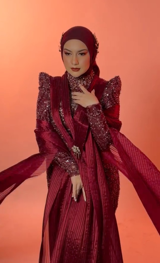 Sedikit berbeda dengan riasan di look pertama, kali ini Irish tampak mengenakan eyeshadow dan lipstik yang senada dengan gaun yang dikenakannya. Meski demikian penampilannya tak kalah menawan dibandingkan dengan look pertama. Foto: Instagram/@lavienaweddinggallery