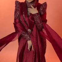 Sedikit berbeda dengan riasan di look pertama, kali ini Irish tampak mengenakan eyeshadow dan lipstik yang senada dengan gaun yang dikenakannya. Meski demikian penampilannya tak kalah menawan dibandingkan dengan look pertama. Foto: Instagram/@lavienaweddinggallery