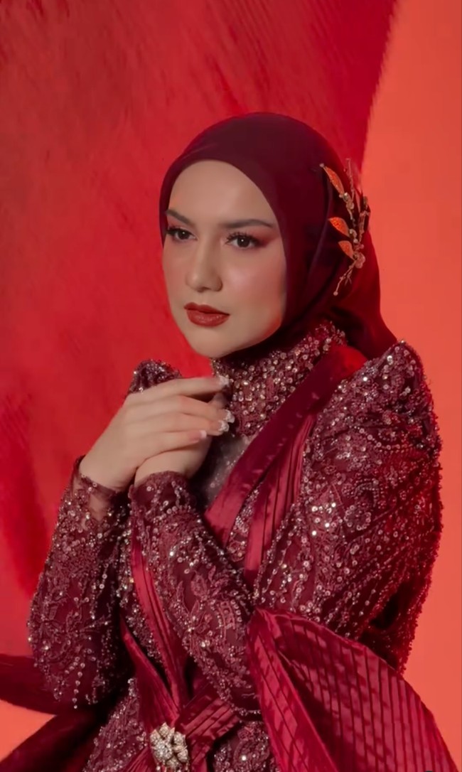 Tampil lebih berani dengan mengenakan eyeshadow dan lipstik merah, Irish terlihat cantik dan anggun. Banyak netizen yang juga memuji dan menyebutnya jadi semakin cantik. Foto: Instagram/@lavienaweddinggallery