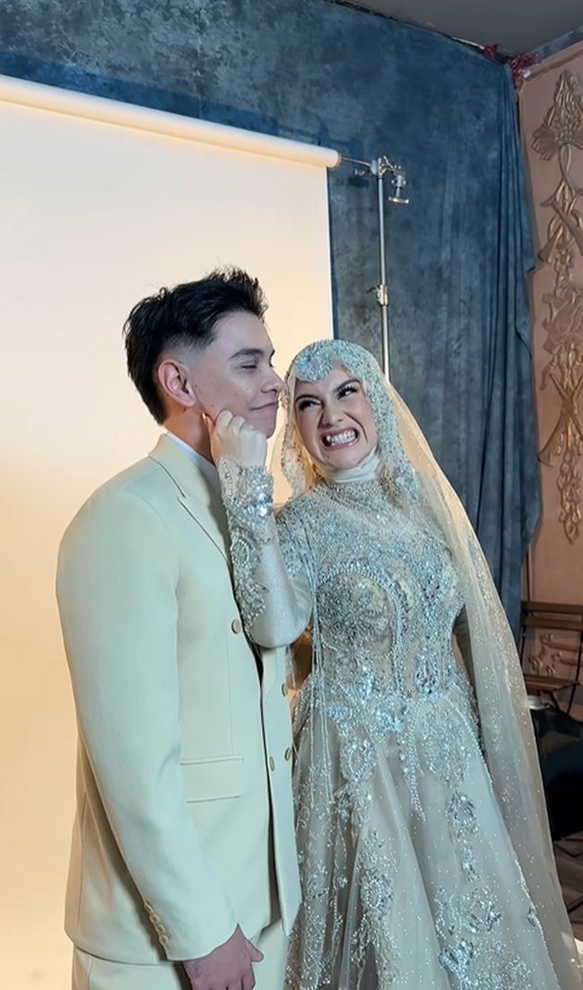 Rupanya pria tersebut ialah Sean, adik Irish Bella. Terlihat Sean mengenakan setelan jas berwarna senada dengan busana yang dikenakan Irish. Foto: Instagram/@riomotret