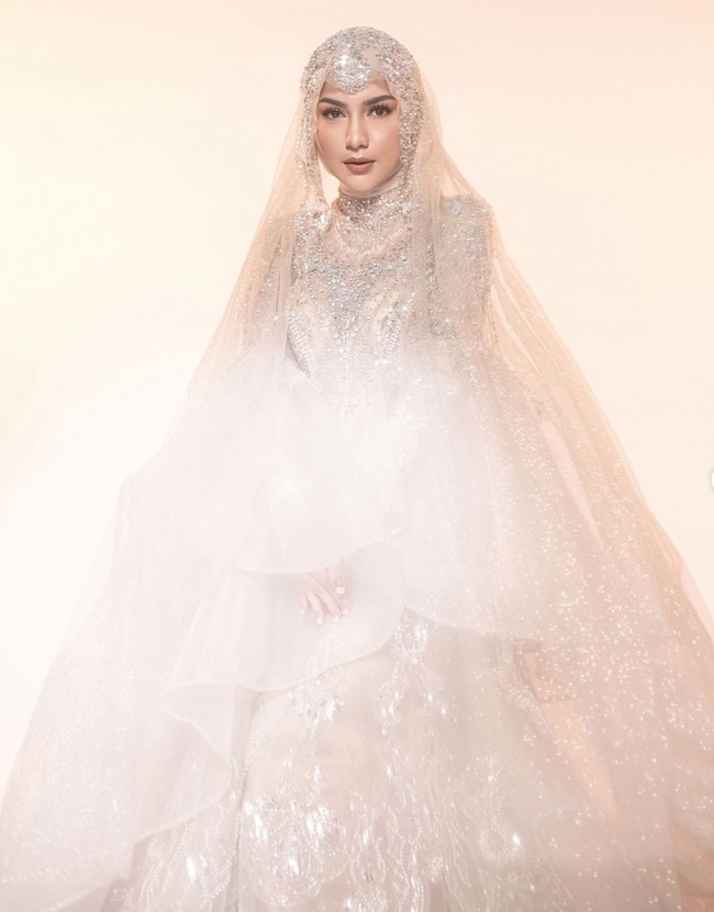 Artis cantik Irish Bella baru saja menjalani pemotretan bersama fotografer handal Rio Motret. Tampil mengenakan gaun dan hijab senada, penampilan Irish Bella sukses banjir pujian dan bikin pangling. Foto: Instagram/@riomotret