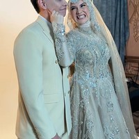 Rupanya pria tersebut ialah Sean, adik Irish Bella. Terlihat Sean mengenakan setelan jas berwarna senada dengan busana yang dikenakan Irish. Foto: Instagram/@riomotret