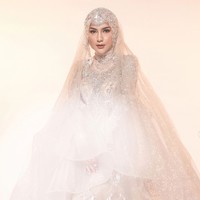 Artis cantik Irish Bella baru saja menjalani pemotretan bersama fotografer handal Rio Motret. Tampil mengenakan gaun dan hijab senada, penampilan Irish Bella sukses banjir pujian dan bikin pangling. Foto: Instagram/@riomotret