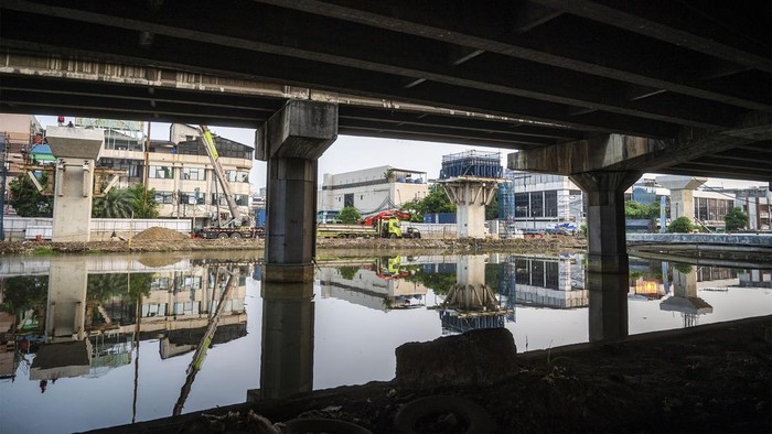 Pekerja menggunakan alat berat saat mengerjakan proyek pembangunan Jalan Tol Harbour Road II yang menghubungkan Ancol Timur dan Peluit di kawasan Pandemangan, Jakarta Utara, Kamis (30/5/2024). Kementerian Pekerjaan Umum dan Perumahan Rakyat (PUPR) menargetkan proyek jalan tol tersebut rampung pada 2025. ANTARA FOTO/Erlangga Bregas Prakoso/nym.