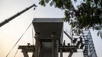 Pekerja membangun Tol Harbour Road II di kawasan Pandemangan, Jakarta Utara, Kamis (30/5/2024).