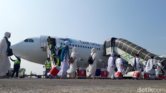 Jemaah calon haji kloter 70 dari Kabupaten Kudus naik pesawat di Bandara Adi Soemarmo, Kabupaten Boyolali, Jawa Tengah, Jumat (31/5/2024).