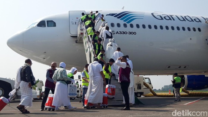 Jemaah calon haji kloter 70 dari Kabupaten Kudus naik pesawat di Bandara Adi Soemarmo, Kabupaten Boyolali, Jawa Tengah, Jumat (31/5/2024).