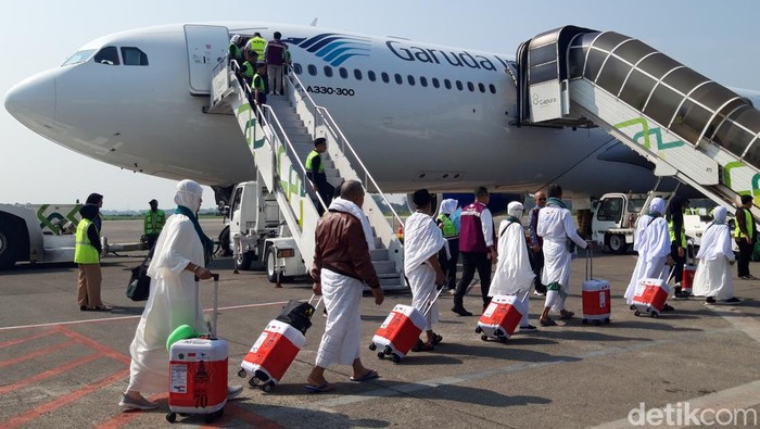 Jemaah calon haji kloter 70 dari Kabupaten Kudus naik pesawat di Bandara Adi Soemarmo, Kabupaten Boyolali, Jawa Tengah, Jumat (31/5/2024).