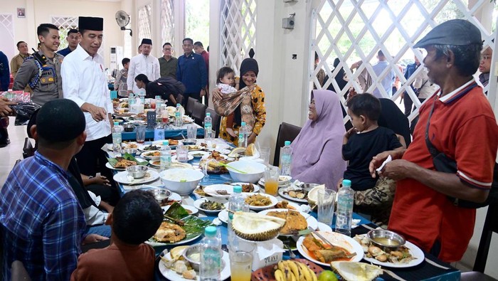 Jokowi ajak beberapa warga makan siang usai Jumatan di Kampar, Riau.