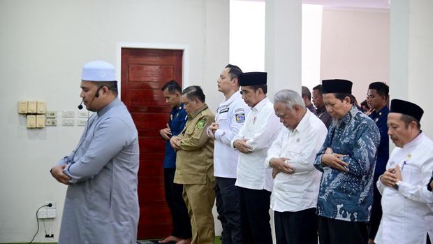 Jokowi ajak beberapa warga makan siang usai Jumatan di Kampar, Riau.