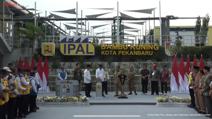 Jokowi meresmikan sistem pengelolaan air limbah di Bambu Kuning, Pekanbaru, Riau.