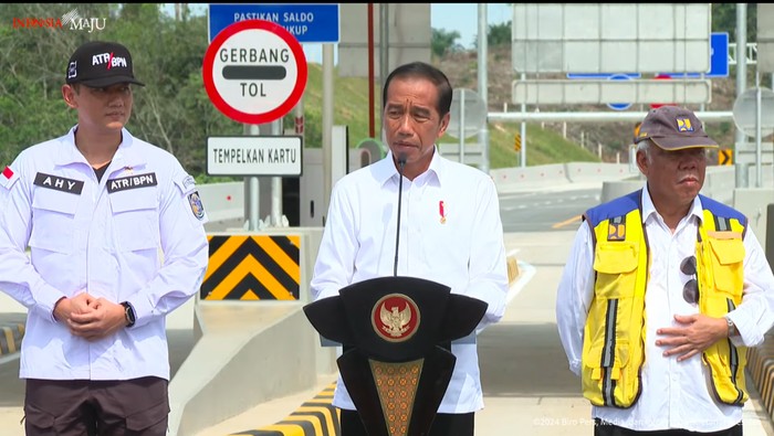 Tol Pekanbaru-Padang terus dikebut pembangunannya. Presiden Joko Widodo (Jokowi) meresmikan salah satu seksi pembangunan jalan tol tersebut, tepatnya pada seksi Bangkinang-Pangkalan, Jumat (31/5/2024).