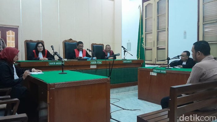 JPU  Sri Afdhila (pakai jilbab sebelah kiri) saat sidang vonis kasus suap anggota Bawaslu Medan Azlansyah Hasibuan (Nizar Aldi/detikcom)