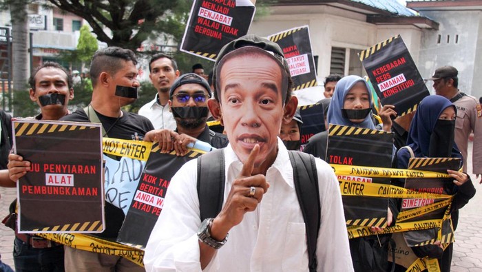 Sejumlah jurnalis menggelar aksi runjuk rasa di Lhokseumawe, Aceh, Jumat (31/5/2024). Aksi jurnalis gabungan dari berbagai organisasi pers tersebut menolak pembahasan Revisi UU Penyiaran karena dinilai merugikan publik dan mengancam kemerdekaan pers Indonesia. ANTARA FOTO/Rahmad/Spt.