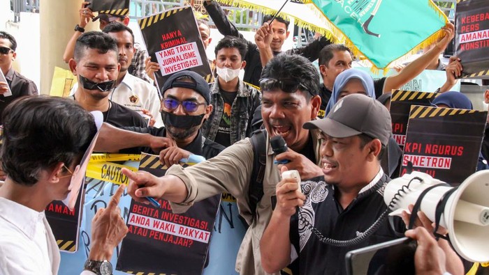 Sejumlah jurnalis menggelar aksi runjuk rasa di Lhokseumawe, Aceh, Jumat (31/5/2024). Aksi jurnalis gabungan dari berbagai organisasi pers tersebut menolak pembahasan Revisi UU Penyiaran karena dinilai merugikan publik dan mengancam kemerdekaan pers Indonesia. ANTARA FOTO/Rahmad/Spt.