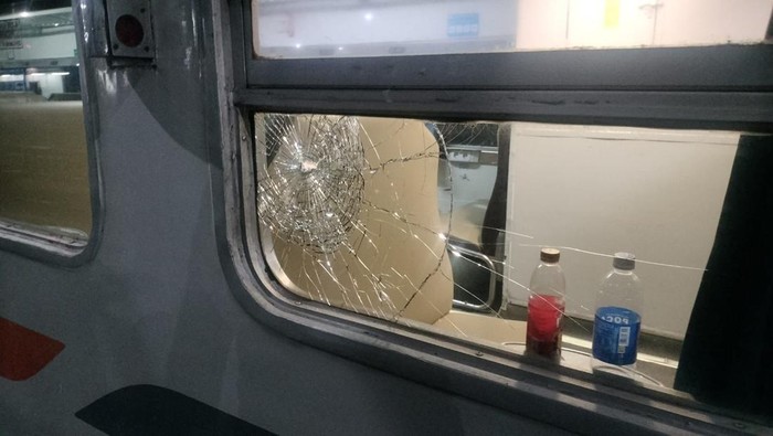 Kaca KA Pasundan pecah buntut aksi vandalisme suporter di Surabaya