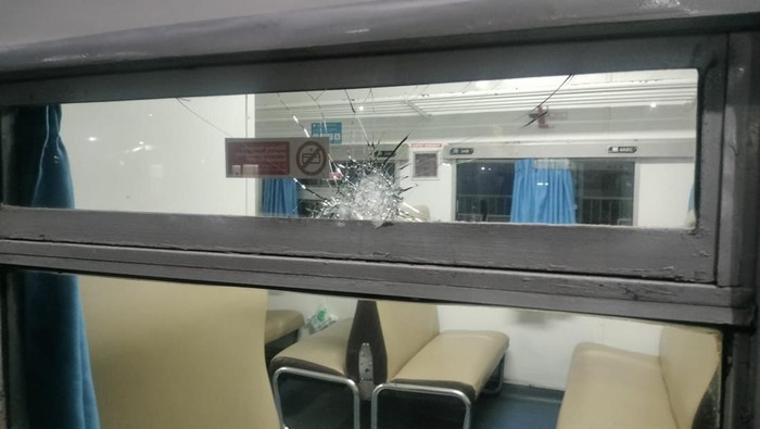 Kaca KA Pasundan pecah buntut aksi vandalisme suporter di Surabaya