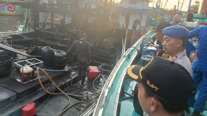 Kapal nelayan di Lamongan terbakar